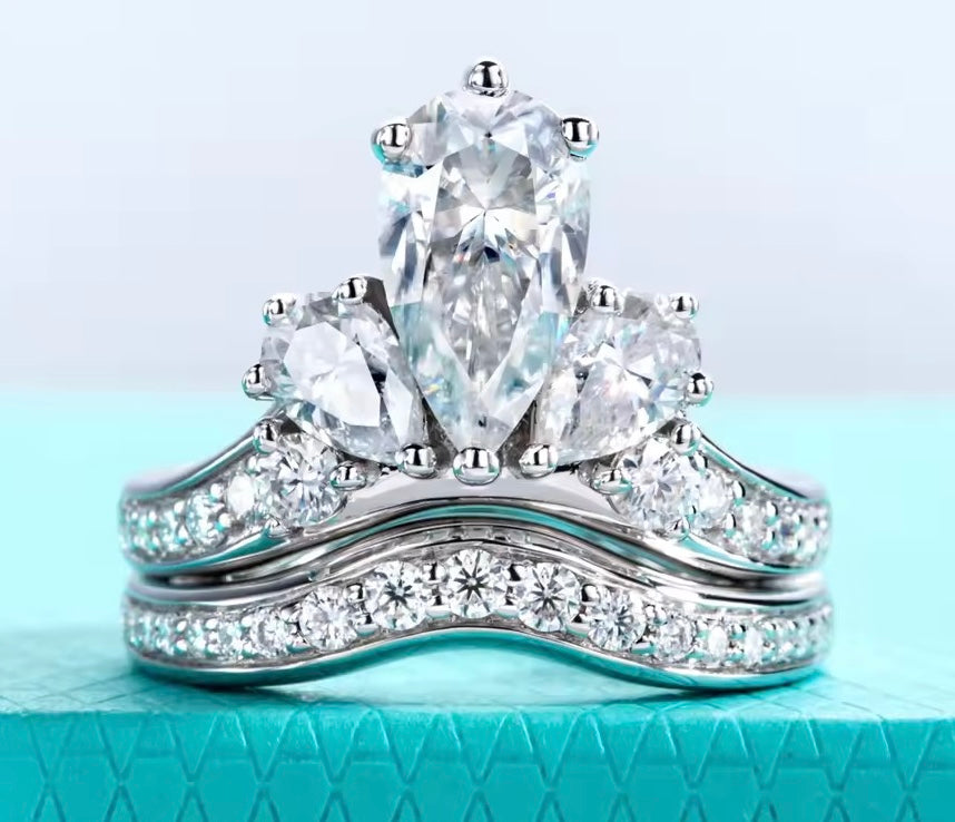 Anillo Doble con Cristales Corte Gota – Diseño Elegante
Double Ring with Teardrop Crystals – Elegant Design