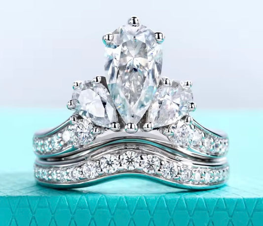 Anillo Doble con Cristales Corte Gota – Diseño Elegante
Double Ring with Teardrop Crystals – Elegant Design